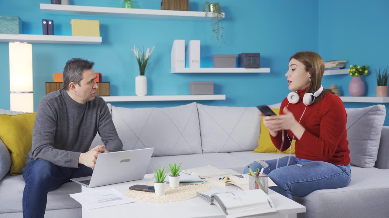 공부하지 않는 딸을 경고하는 아버지.