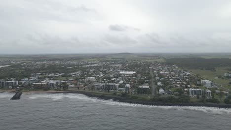 océano y ciudad costera en un día nublado en bundaberg, queensland, australia - lado aéreo