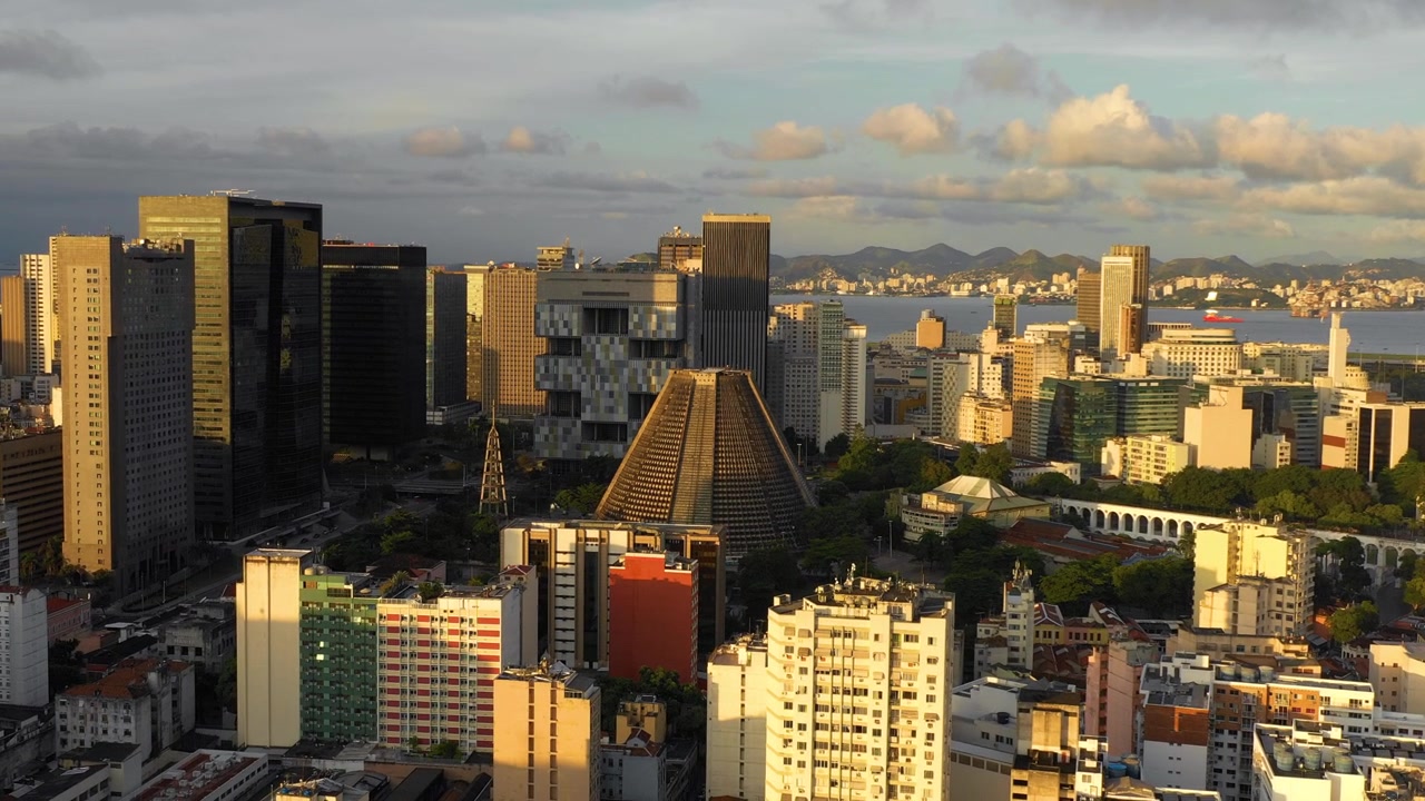 Drone der tilter mod pyramidekirken i Rio de Janeiro, den gyldne time i Brasilien