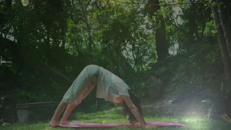 mujer haciendo yoga