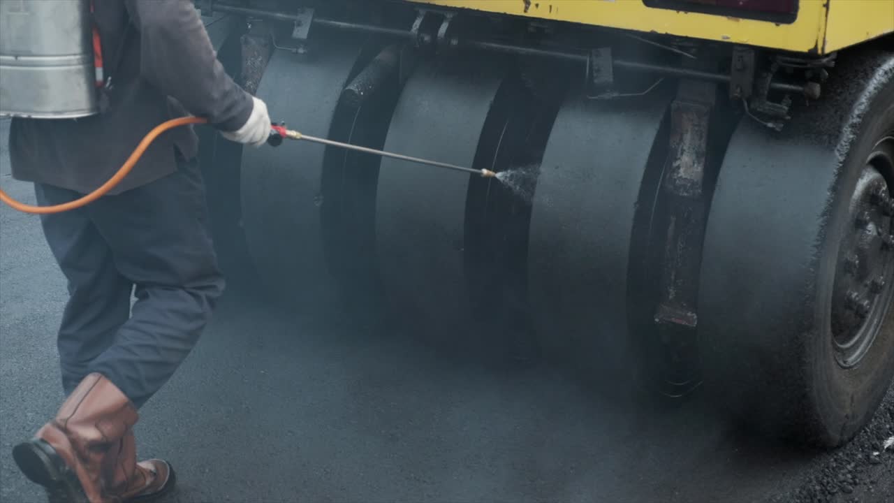 기압 타이어 롤러에 물을 뿌리는 것