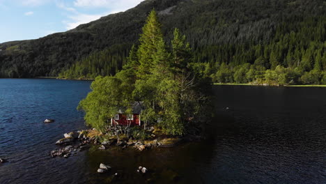 Vista-Aérea-De-Una-Pequeña-Isla-En-Un-Lago-En-Noruega-4k