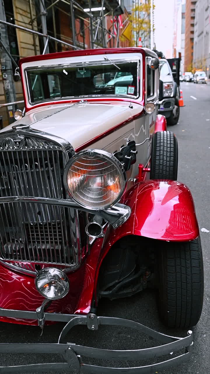 New York, USA, 28. August 2025: Wunderschönes, seltenes, altmodisches Auto, das im Freien steht. Der Hudson Great Eight, eine Luxuslimousine aus dem Jahr 1930, in den Straßen von New York, USA. Vertikales Video