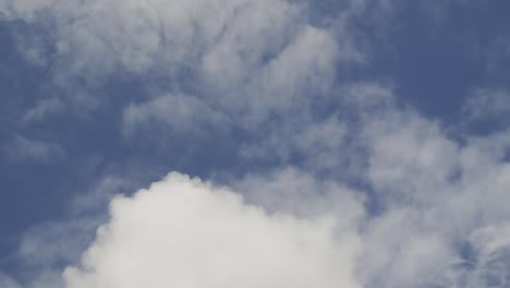 vista de ángulo bajo del cielo azul con nubes