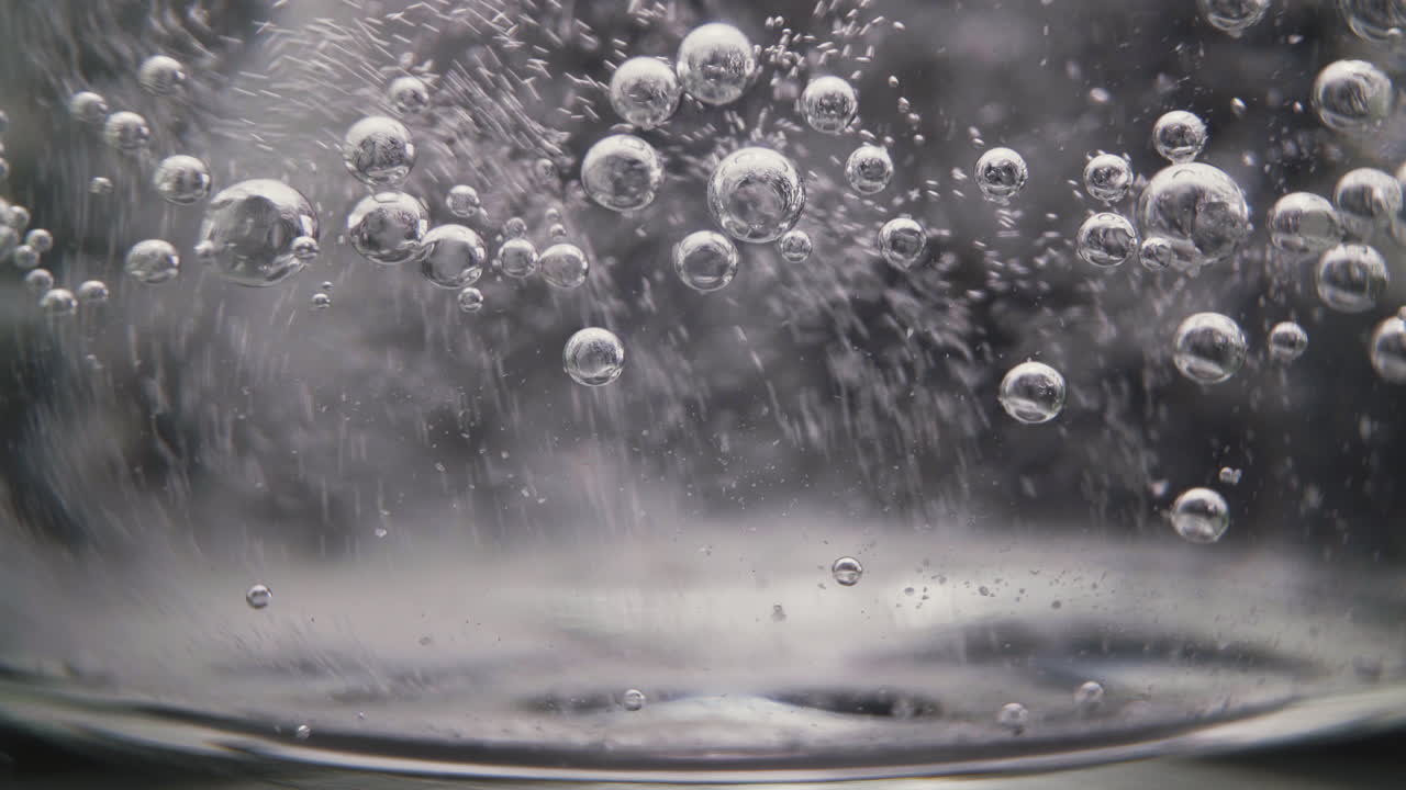 비타민 물과 작은 거품으로  ⁇ 은 벽에 유리