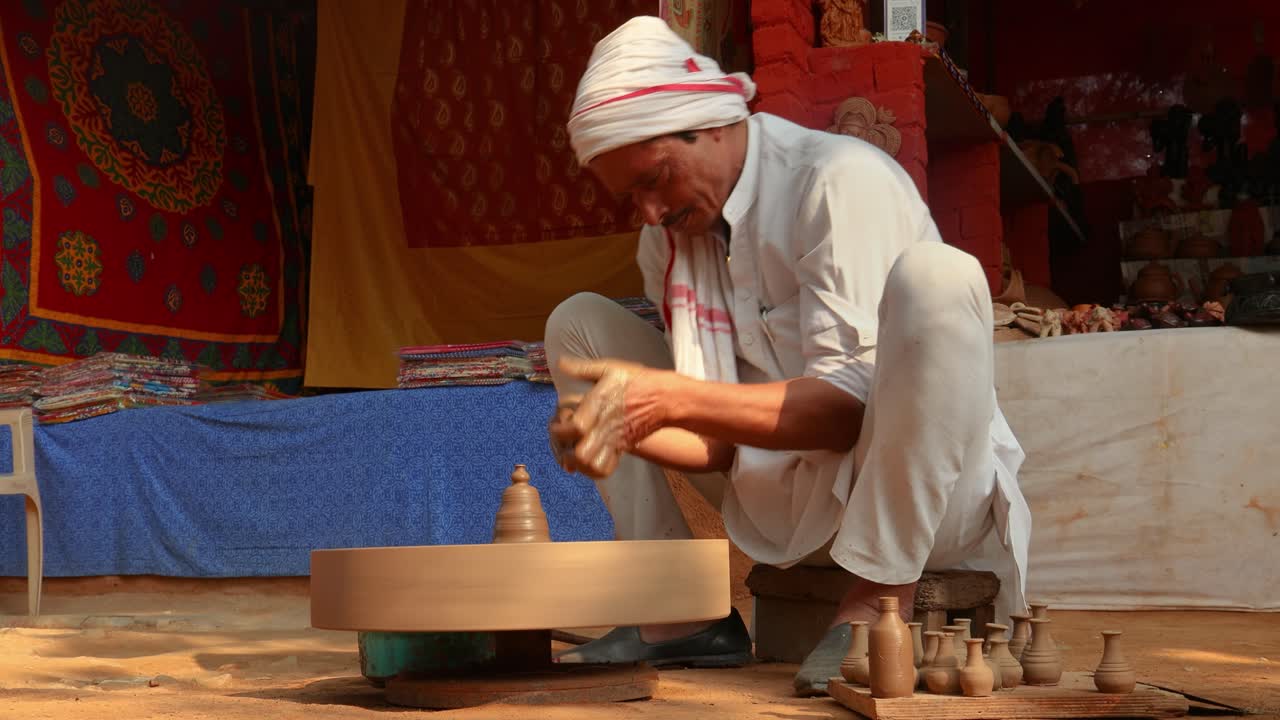 Pottemaker på jobb lager keramiske retter. India, Rajasthan.