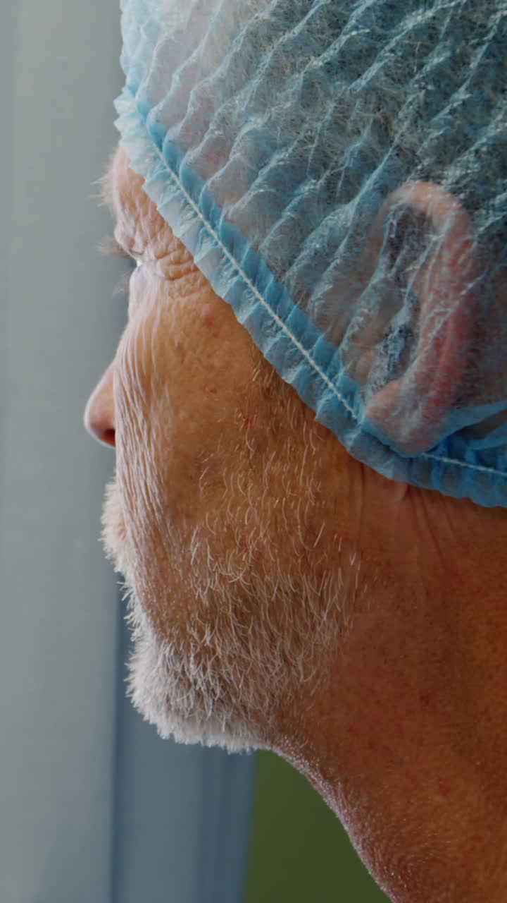 médico pensativo de pie cerca de la ventana