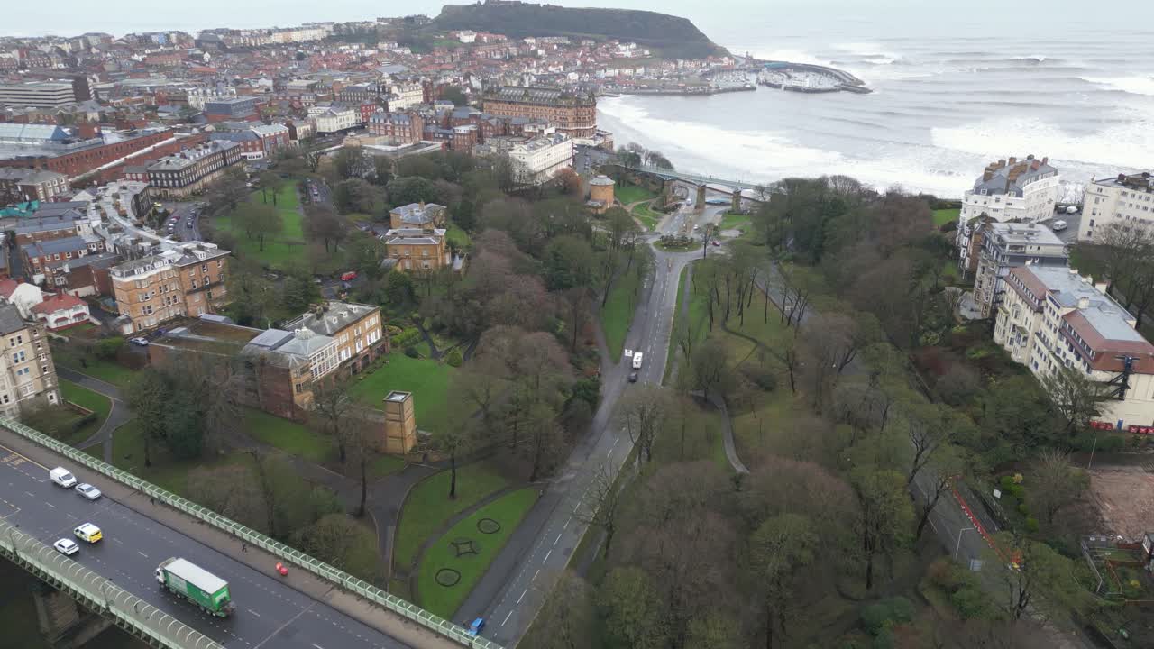 tomada de drone de gran ángulo de la bahía de scarborough con un hermoso paisaje urbano y olas continuas en la orilla del río en el norte de yorkshire, inglaterra
