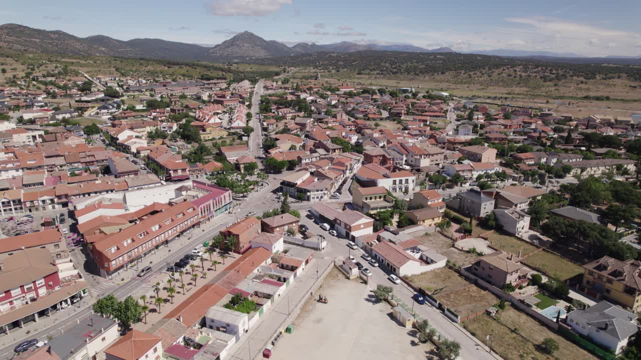 panorámica aérea: pintoresca vista de la aldea de navas del rey, españa