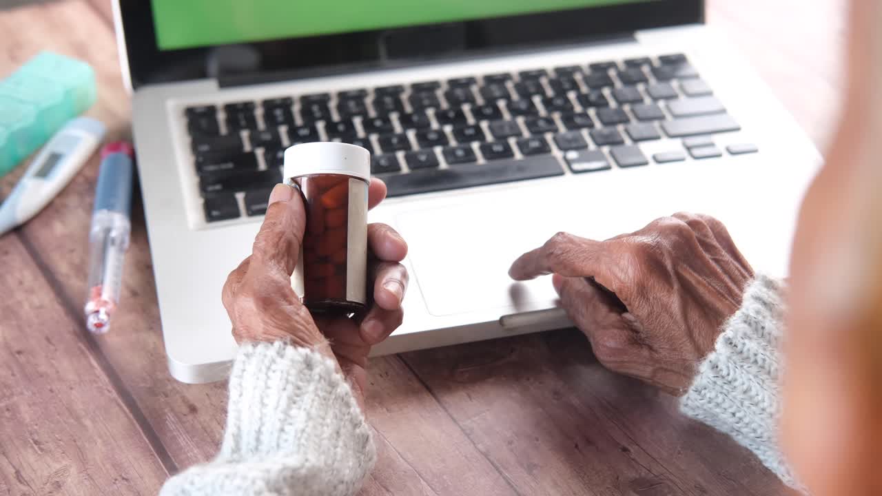 Persona anziana che controlla informazioni mediche sul laptop