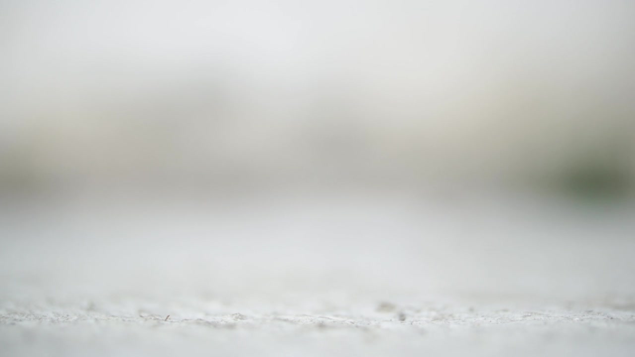 검은 운동화를 신은 남자가 카메라를 넘어간다, 슬로모