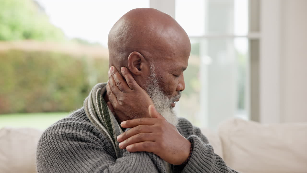 목, 통증 및 관절염을 고 있는 가정의 노인