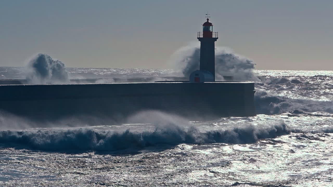 captura cinematográfica de las grandes olas que salpican cerca del faro de felgueiras, situado en oporto, portugal, se erige como un faro del patrimonio marítimo y el encanto costero