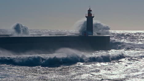 capture cinématographique de grandes vagues éclaboussant près du phare de felgueiras, situé à porto, au portugal, se dresse comme un phare du patrimoine maritime et du charme côtier