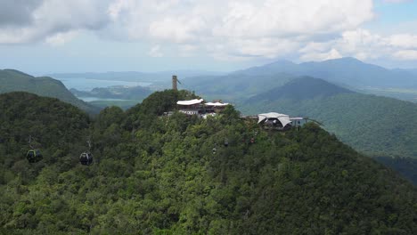 Pintorescos-Teleféricos-Turísticos-En-La-Ladera-De-La-Montaña-De-Langkawi,-Malasia.