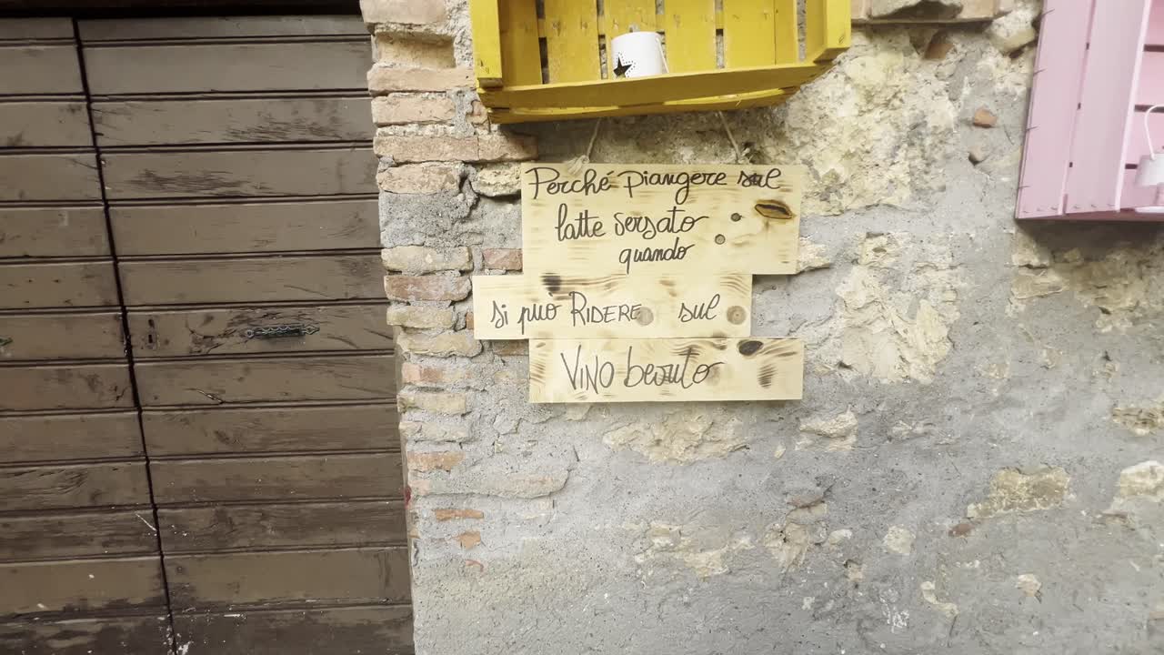 Motto geschreven op hout voor het druivenoogstfeest van het middeleeuwse stadje Penna in Teverina met versierde huizen en straten, Italië