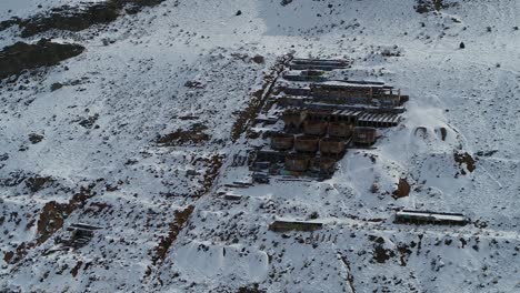 un dron orbita el viejo y oxidado molino tintic en geneloa, utah, revelando los tanques de agua en descomposición, los tanques de lixiviación, los tostadores y la trituradora construidos en 1920