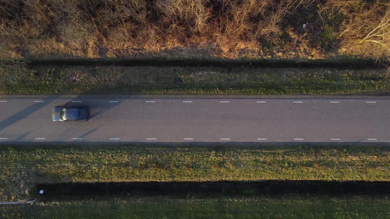 옆길에서 운전하는 자동차의 드론 샷