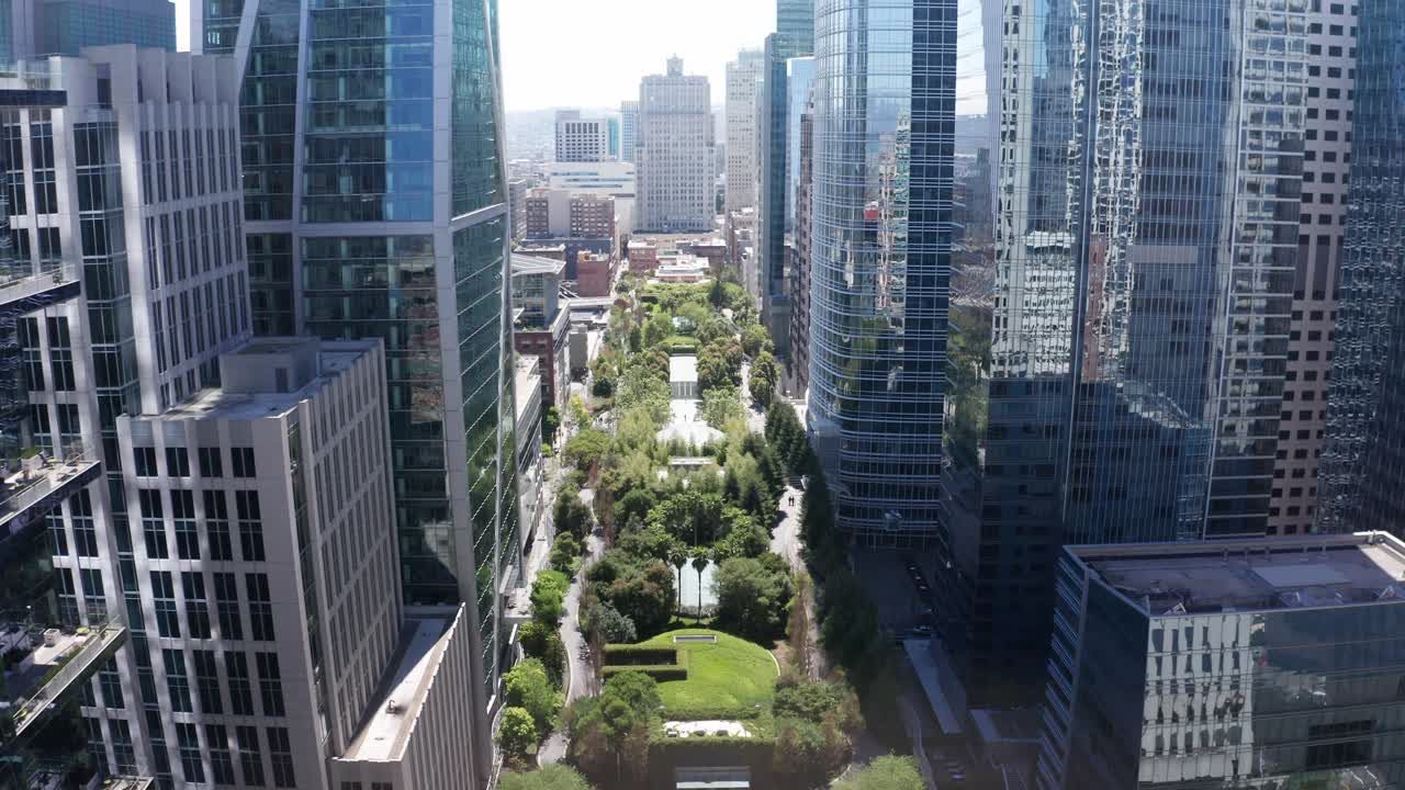 Tomada aérea descendente em close-up do parque urbano verde Salesforce Park no telhado do Transbay Transit Center no centro de São Francisco, Califórnia.