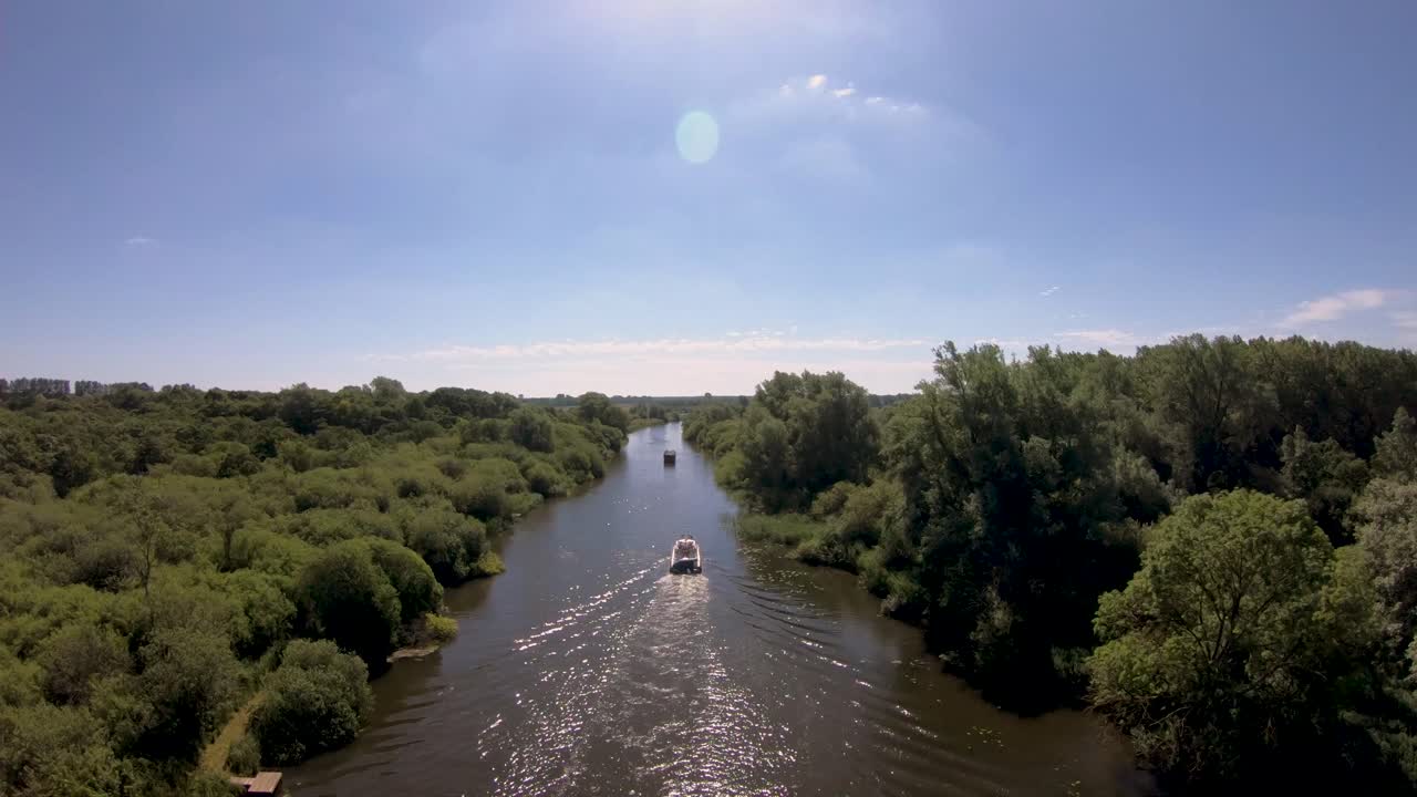 imágenes aéreas de drones de un barco a lo largo del río waveney, norfolk