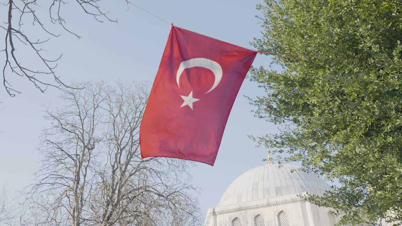 bandera turca ondeando en el viento