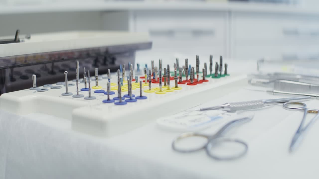 herramientas e instrumentos dentales en una mesa