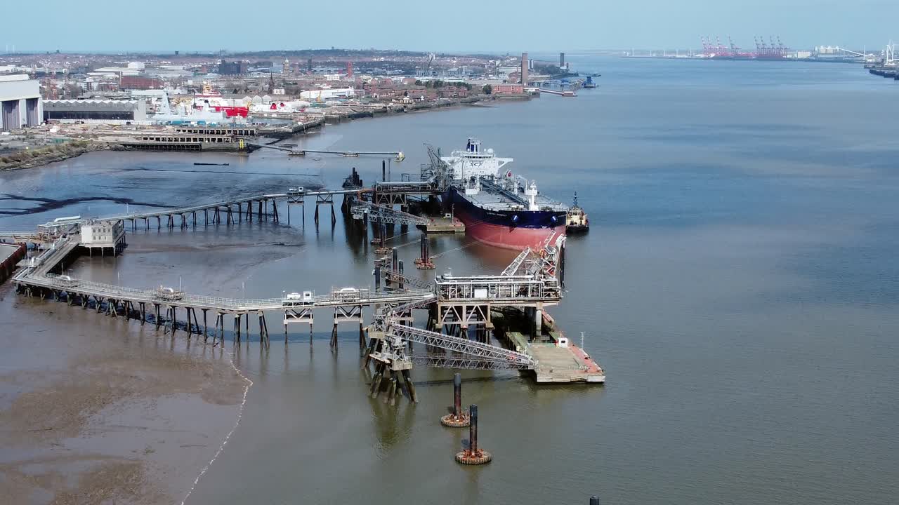 buque cisterna de petróleo crudo cargando en la terminal portuaria de refinería vista aérea alto retroceso