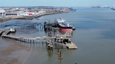 buque cisterna de petróleo crudo cargando en la terminal portuaria de refinería vista aérea alto retroceso