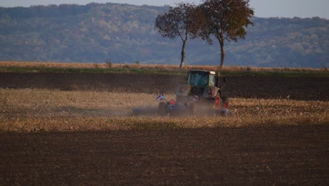 Staub-Vom-Ackerschlepper,-Der-Im-Herbst-Das-Feld-Pflügt