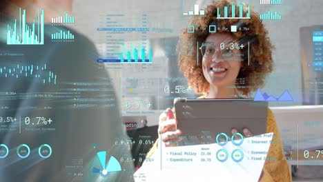 interfaz de procesamiento de datos sobre feliz mujer de negocios casual biracial con tableta hablando en la oficina