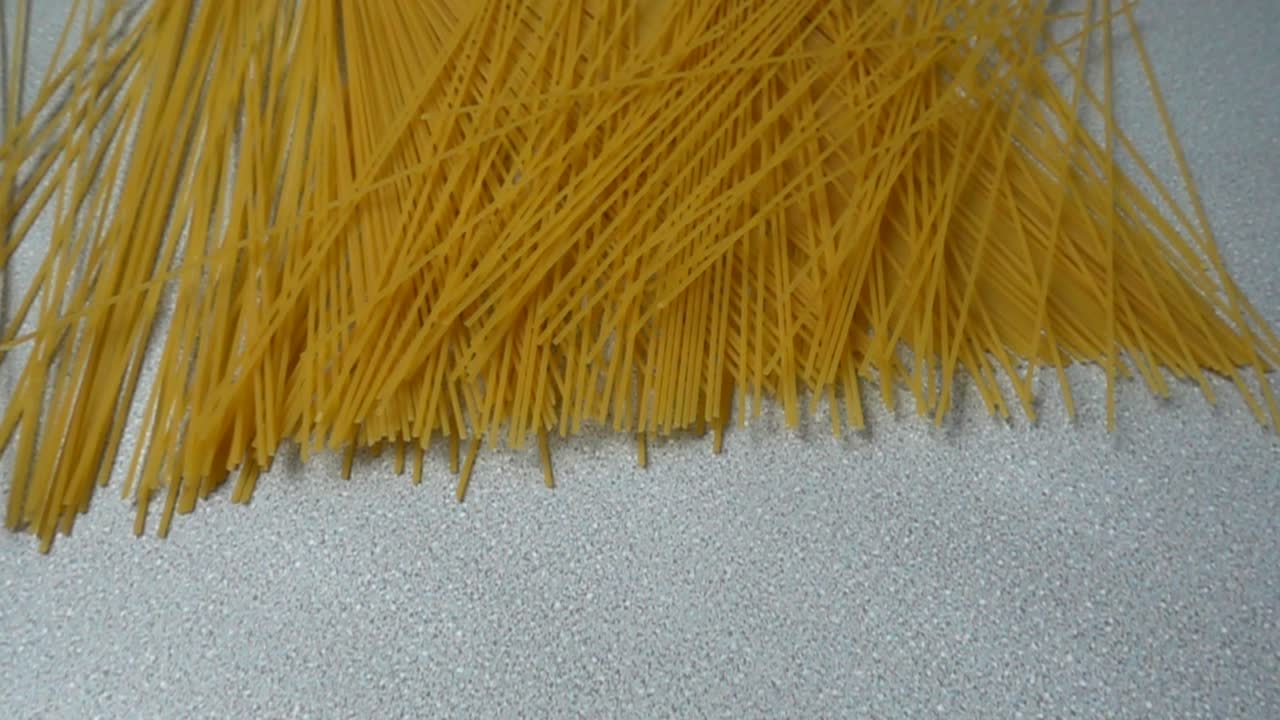 テーブルに落ちるスパゲッティ。スローモーション