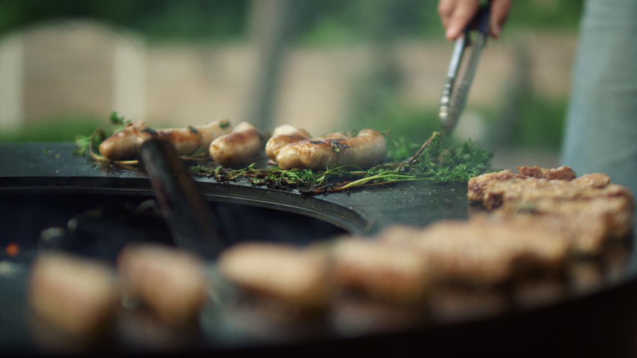Uomo che prepara spuntini di carne sulla griglia. Uno chef gira kebab di carne sul barbecue