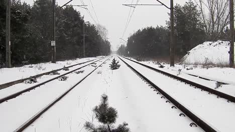 Bahngleise-Mit-Starkem-Schneefall-Bedeckt,-Bahngleise-Wegen-Starkem-Schneefall-Im-Winter-Gesperrt