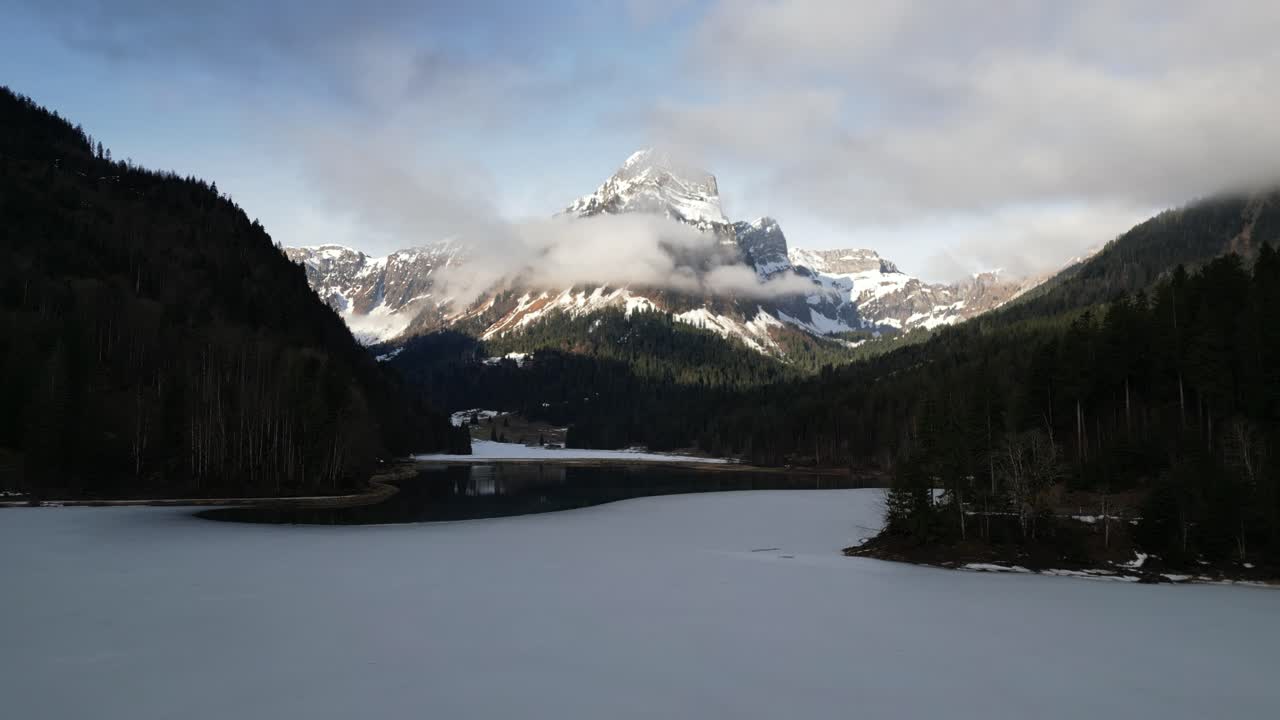 obersee glarus näfels suiza vuelo bajo sobre el hielo derretido hacia la base de la montaña del lago