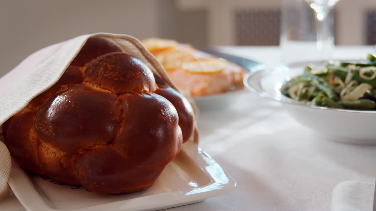 샤바트 식사 를 위해 마련 된 유대인 집 의 테이블 의  촬영