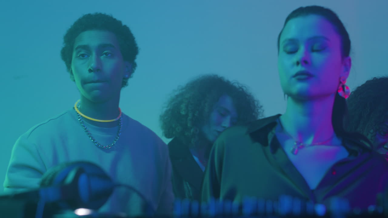 gente bailando en la discoteca