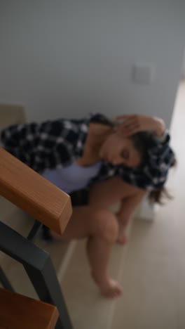 mujer en las escaleras