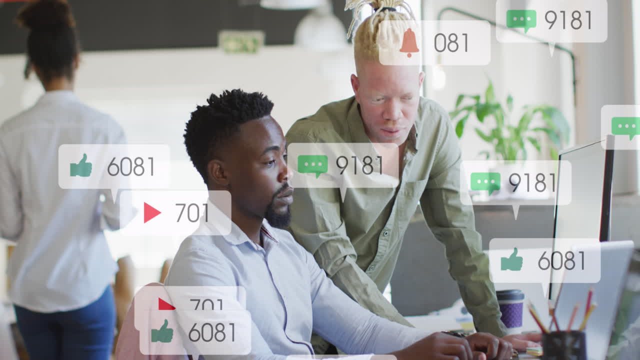 animación de barras de notificación sobre diversos compañeros de trabajo discutiendo informes en la computadora portátil en la oficina