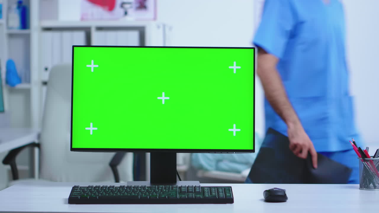 computadora de escritorio con pantalla verde en el hospital