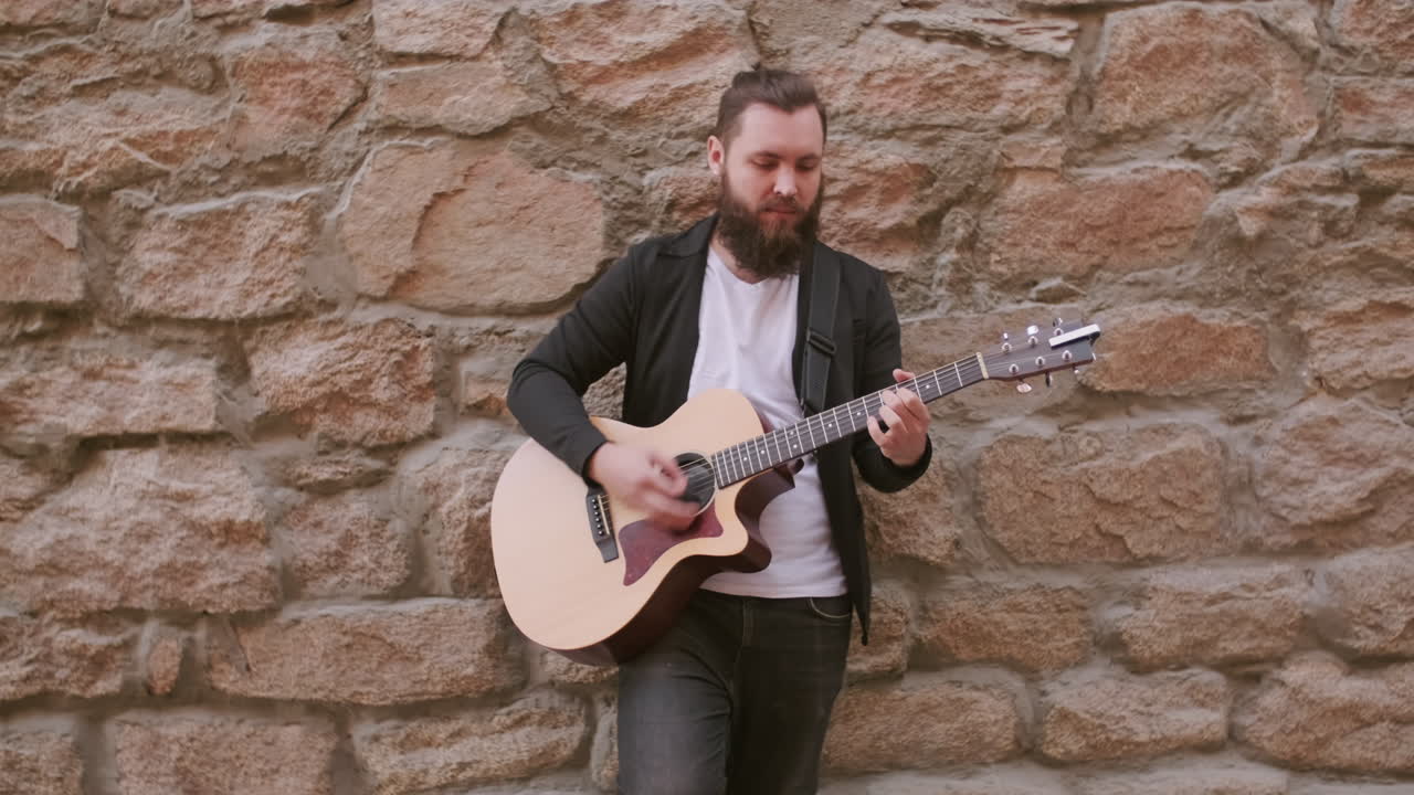 Musicista di strada che suona la chitarra acustica all'aperto