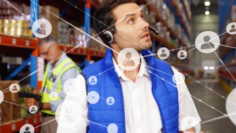 animación de la red de iconos de perfil en el supervisor masculino caucásico usando una tableta digital en el almacén.