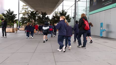 children walking towards museum entrance together