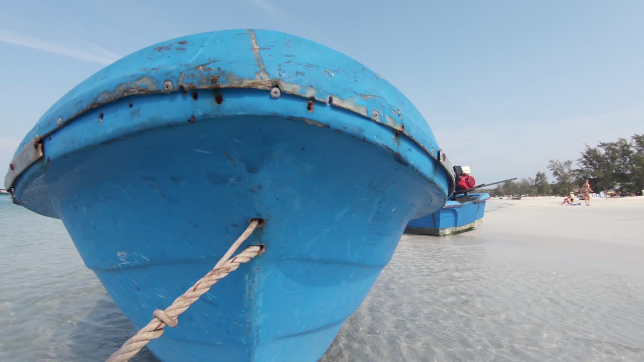 люди на тропическом пляже сарациновой бухты