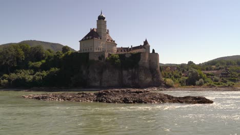 Burg-Hoch-Oben-Auf-Einem-Hügel-Von-Der-Wachau-Donaurundfahrt-Aus-Gesehen