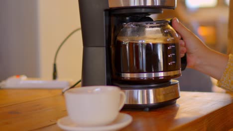 café de grano que se sirve en una taza blanca