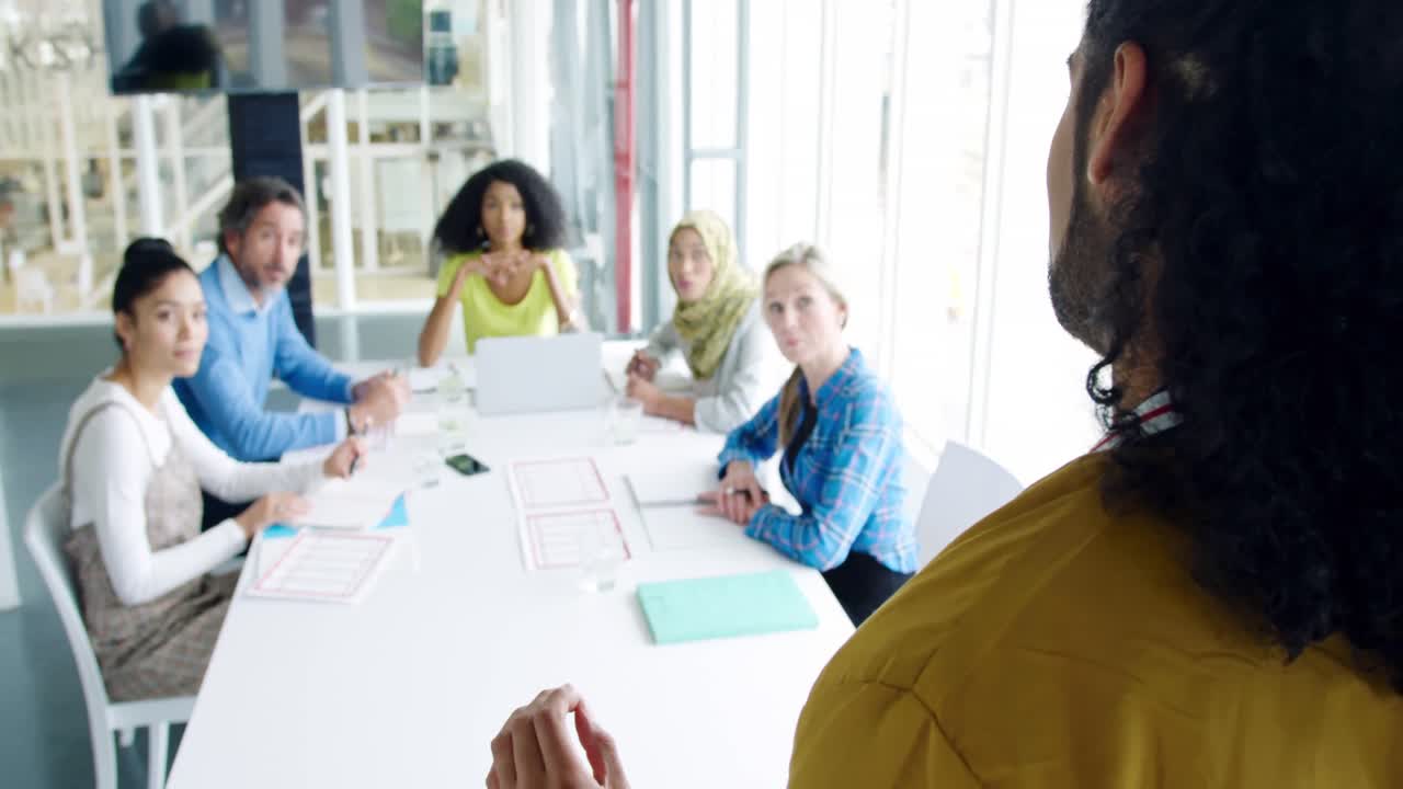 현대적인 사무실에서 일하는 크리에이티브