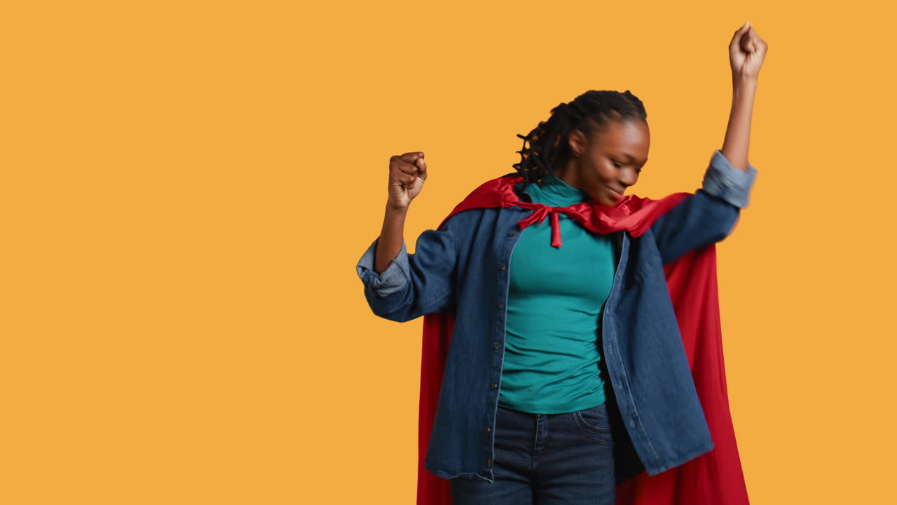 feliz superhéroe flexionando los músculos, escuchando música, fondo de estudio