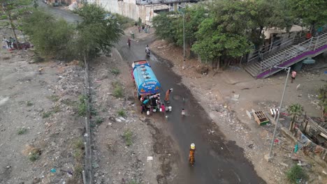 La-Pobre-Gente-Llenando-El-Agua-Del-Tanque-De-Agua-Y-Una-Mujer-Cargando-Un-Balde-De-Agua-En-La-Cabeza