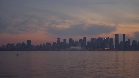 Vancouver-Zeitraffer,-Blick-Vom-Hafenplatz-über-Den-Hafen-Von-Vancouver-Auf-Die-Beleuchtete-Stadt-Bei-Nacht