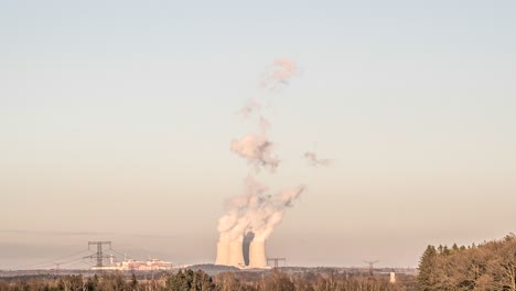 Vapor-Que-Se-Eleva-Sobre-Las-Chimeneas-De-La-Planta-De-Energía-De-Temelin